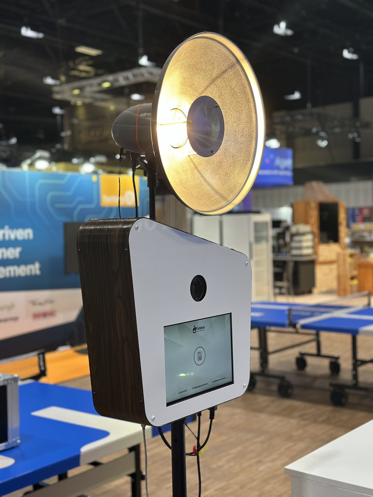 Professionelle Fotobox mit goldenem Beauty-Dish Reflektor zum Mieten in Berlin für Hochzeiten, Firmen-Events und Messen.